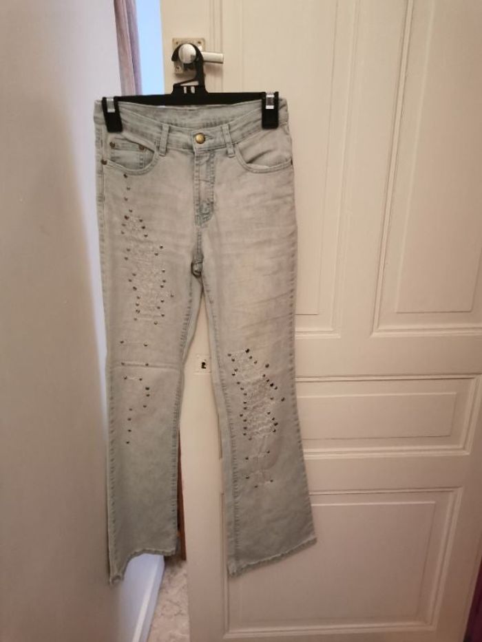 Jean's évasé bleu clair fantaisie argentées et perles, trous sablés