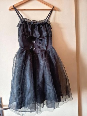 Robe courte. Tulle paillettes argent. Haut tissu - voile satiné.