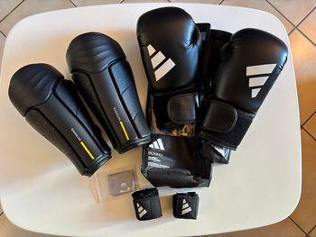 Kit entraînement boxe gants bandes protège tibia Adidas Outshock