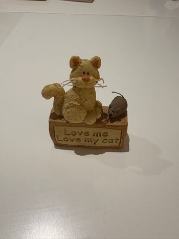 Bibelot beige avec un chat et une souris avec comme inscription « Love me love my cat »