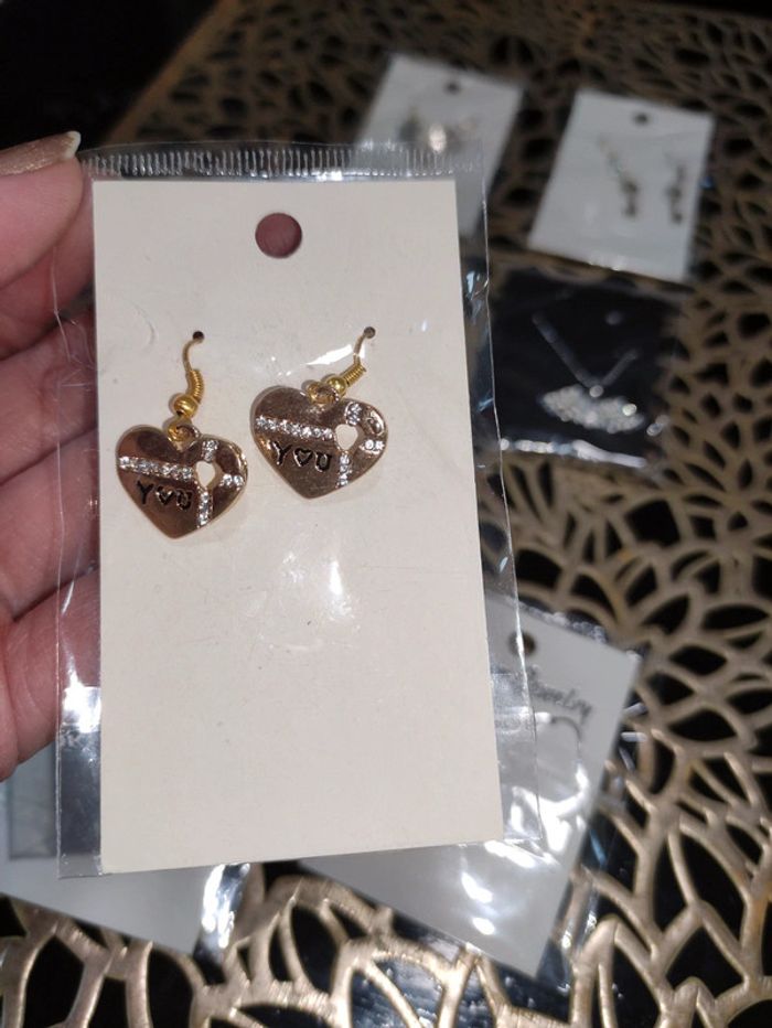 Lot de 6 bijoux neufs, d'oreilles thèmes amour, cœur, ailes, clefs. - photo numéro 4