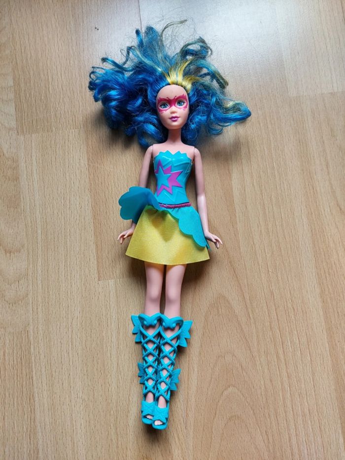 Poupée (je crois Monster High)