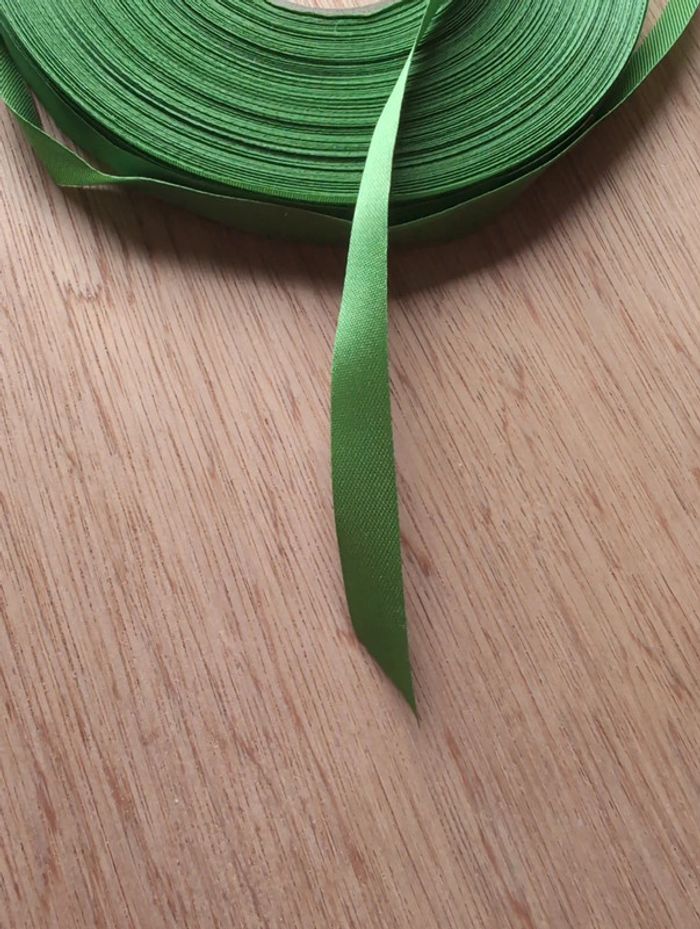 Gros rouleau de ruban vert - photo numéro 2