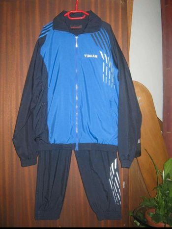 Magnifique  jogging sport Taille  S  bleu/marine/blanc