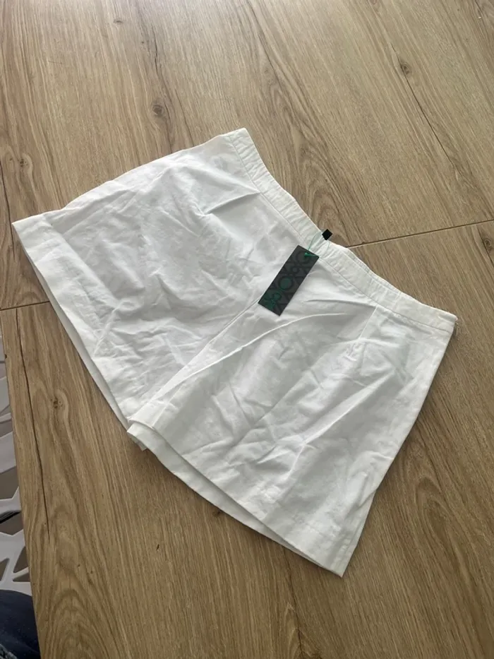 Short United Colors Of Benetton taille 40 blanc neuf avec étiquette