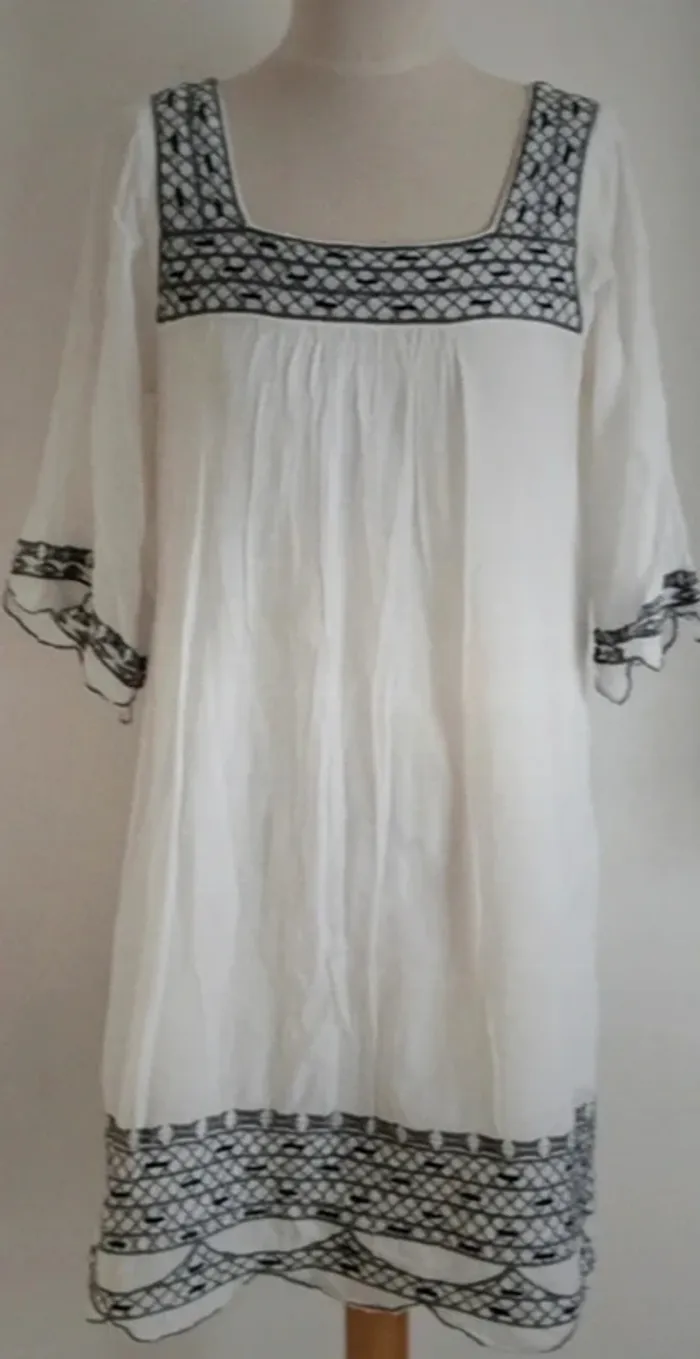 Robe blanche doublée col carré avec liserets gris Tolentino taille 38 - photo numéro 2