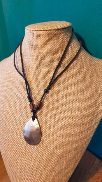 Collier pendentif nacre et bois - Collection Terres d’Ailleurs