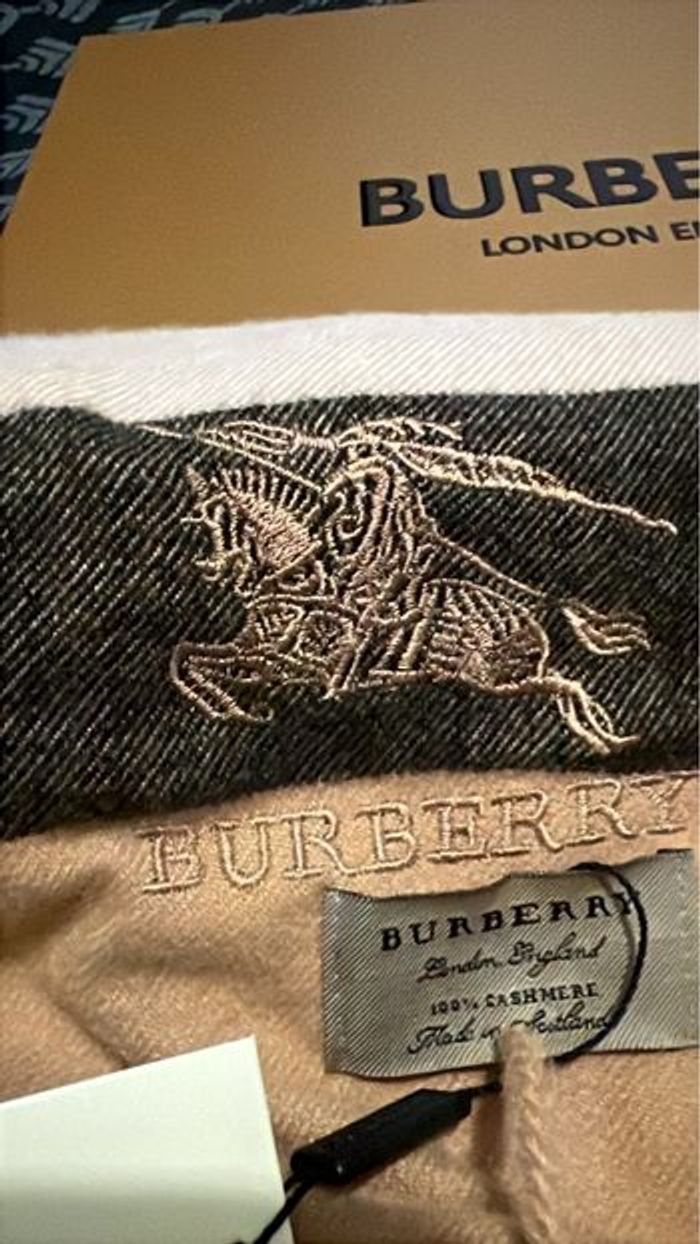 Écharpe burberry - photo numéro 3