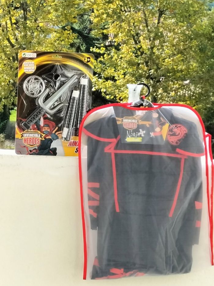 Déguisement ninja 4/6 ans et set accessoires ninja