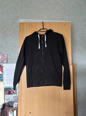 Veste noir simple avec capuche