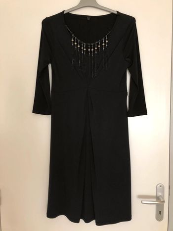 Robe noire avec collier