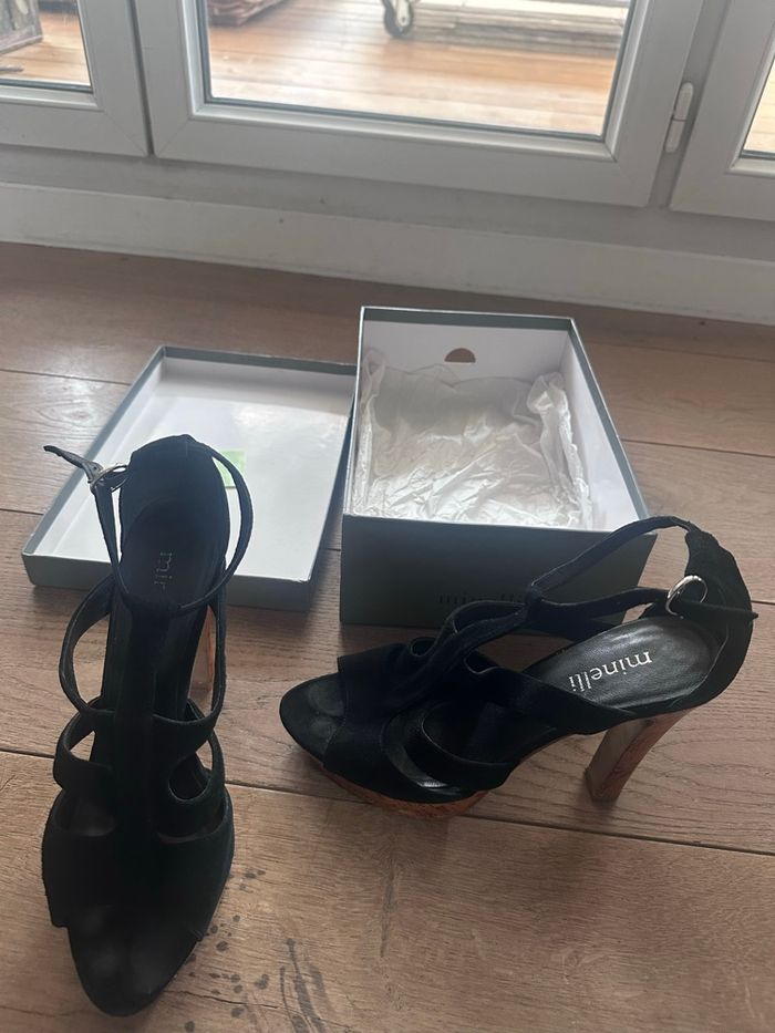 chaussures femme ouvertes noirs en daim de la marque Minelli, en très bon état. - photo numéro 8