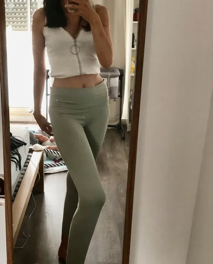 Legging vert pale couleur menthe vert impeccable matière très fluide - photo numéro 4