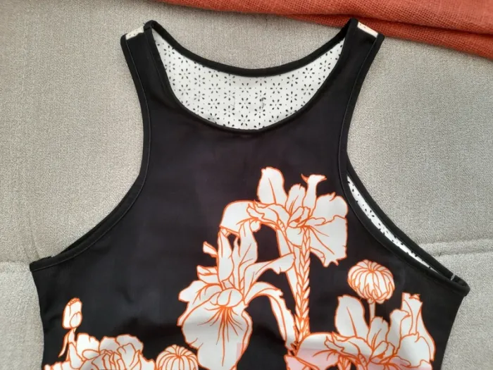 Robe courte moulante et dos nu - photo numéro 2