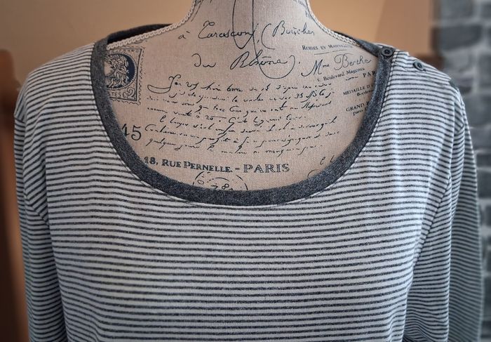 Pull fin rayé gris et blanc avec l'épaule boutonnée - photo numéro 2
