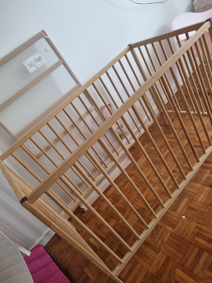 Lit bébé en bois à barreaux