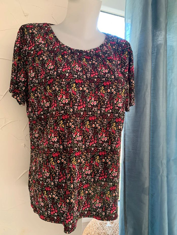 TEE shirt  fleurie manches courtes taille 42-44 - photo numéro 4
