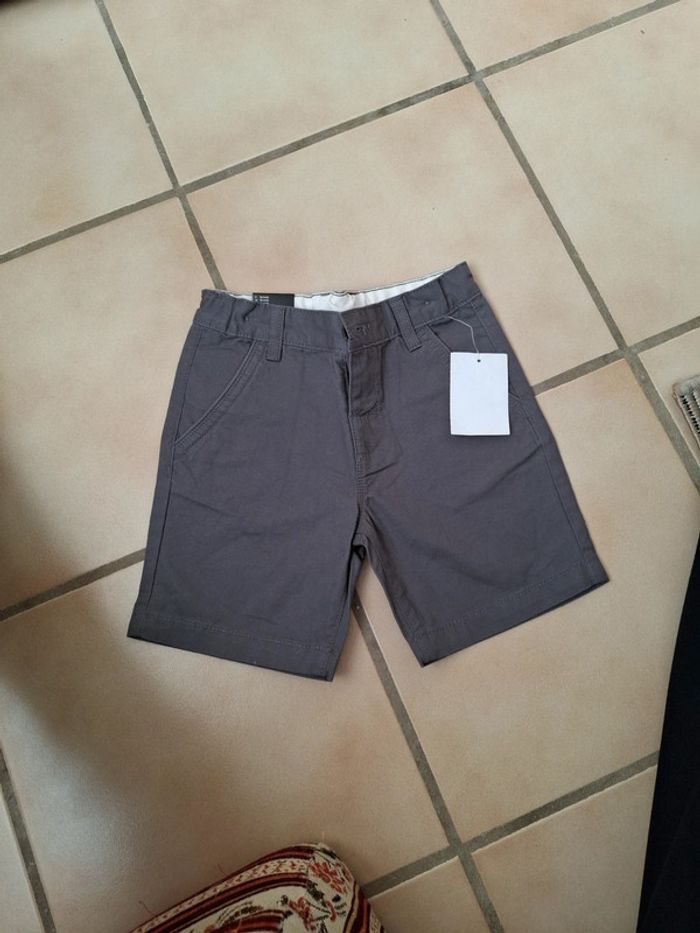 Short gris taille 116