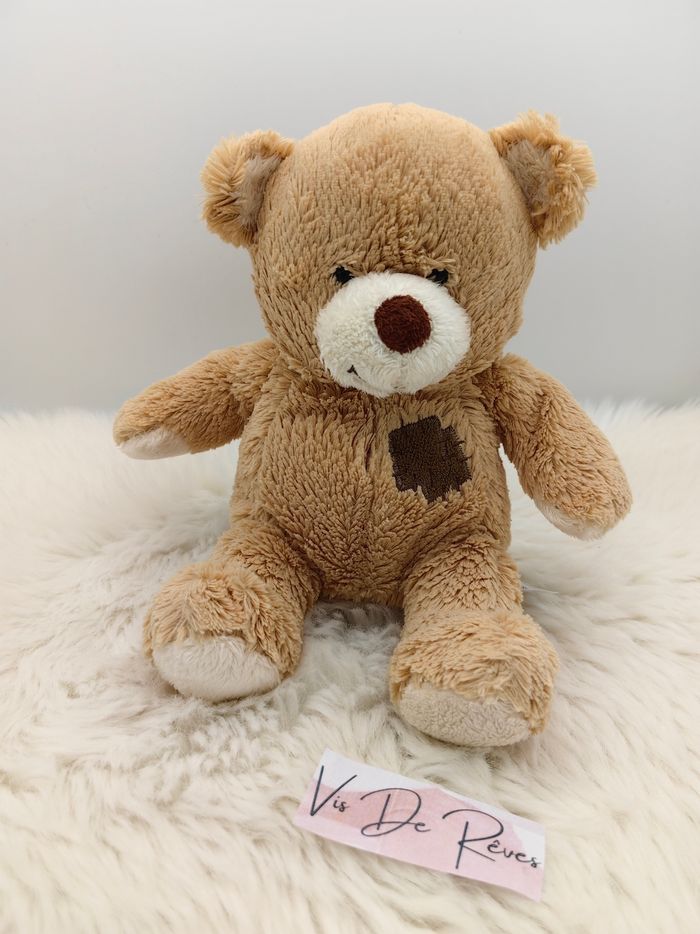 Ours doudou peluche beige et marron. Motif raccord style patchwork, effet recousu Nicotoy