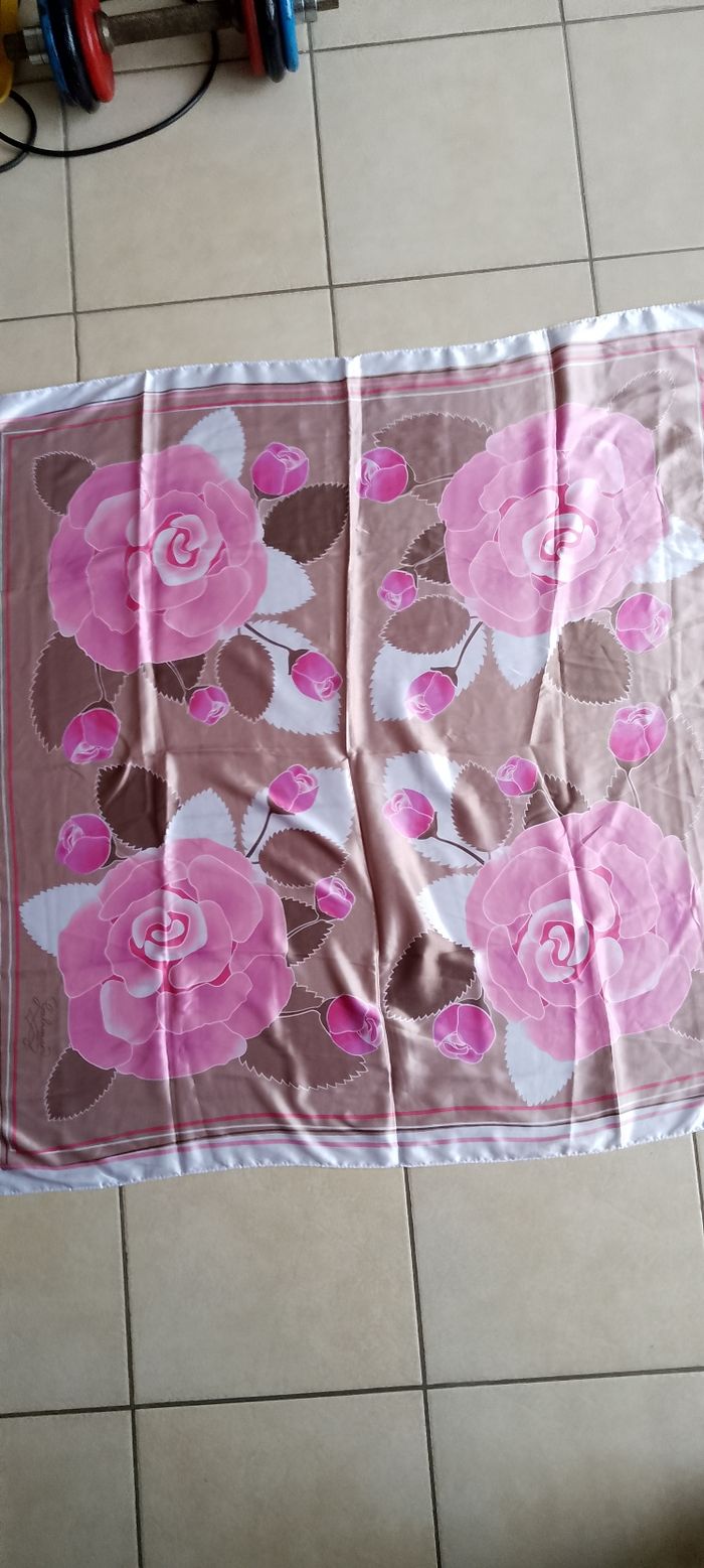 Joli foulard Galimard 90x90 CMS . Polyester