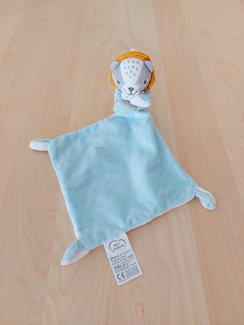Doudou plat lion gris bleu MOTS D'ENFANTS crinière jaune mouchoir pois brillant