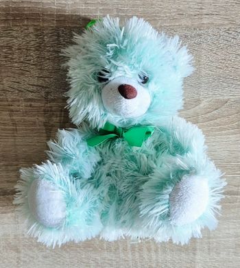 Peluche petit ours bleu turquoise - Nœud vert satiné