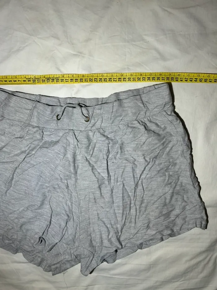 Short gris in extenso - photo numéro 2