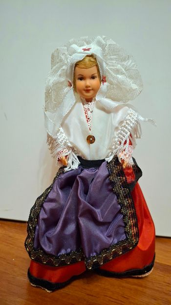 Poupée folklorique vintage en costume traditionnel