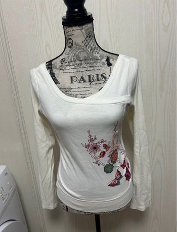 pull blanc fleuri avec perle bershka taille M