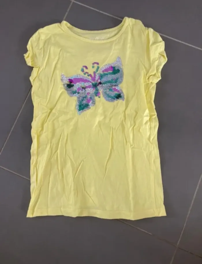 T shirt papillon in extenso 8 ans en très bon état