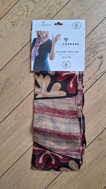 Foulard en soie rouge noir or 