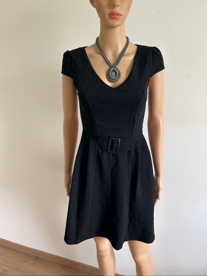 Robe noire à manches courtes taille 34 TBE