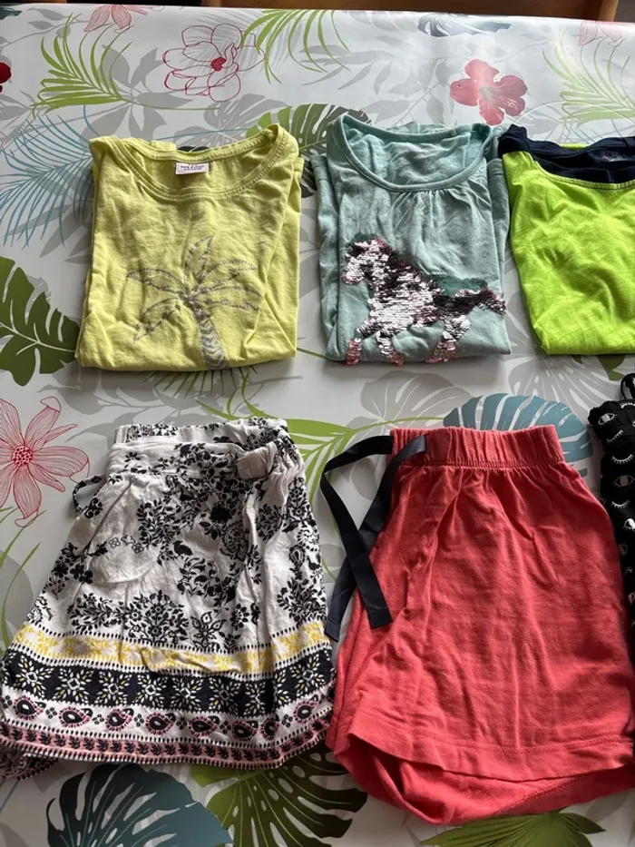 Lot tee-shirts et shorts 10 ans - photo numéro 2