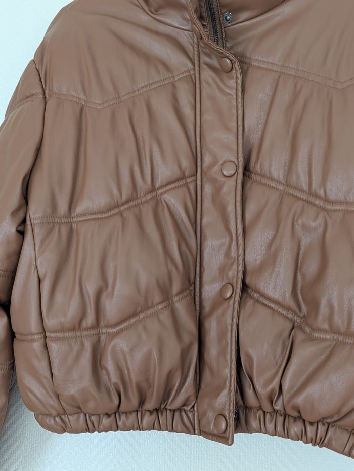 Doudoune courte marron effet cuir – Zara – Taille S - photo numéro 3