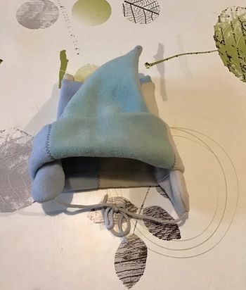 Bonnet polaire bleu clair et beige taille47/49 soit 6/12 mois