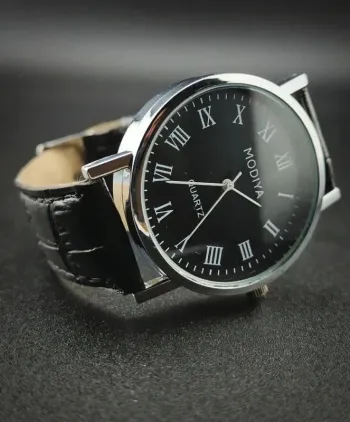 Montre noire intégrale, style vintage