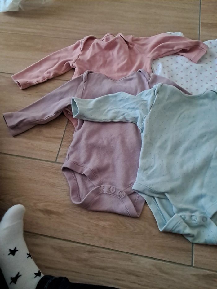Lot de 4 bodys primark 9/12 mois - photo numéro 2
