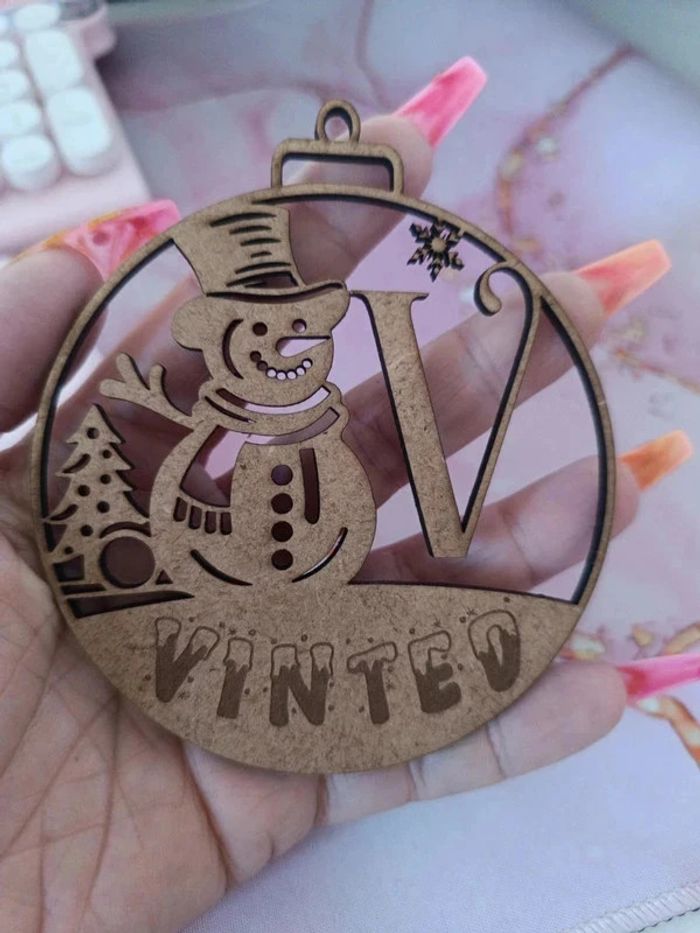 Boule de Noël en bois avec prénom et initiale - photo numéro 5