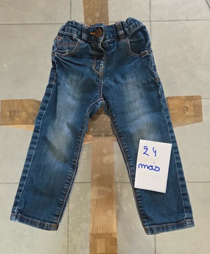Jean fille taille 24 mois