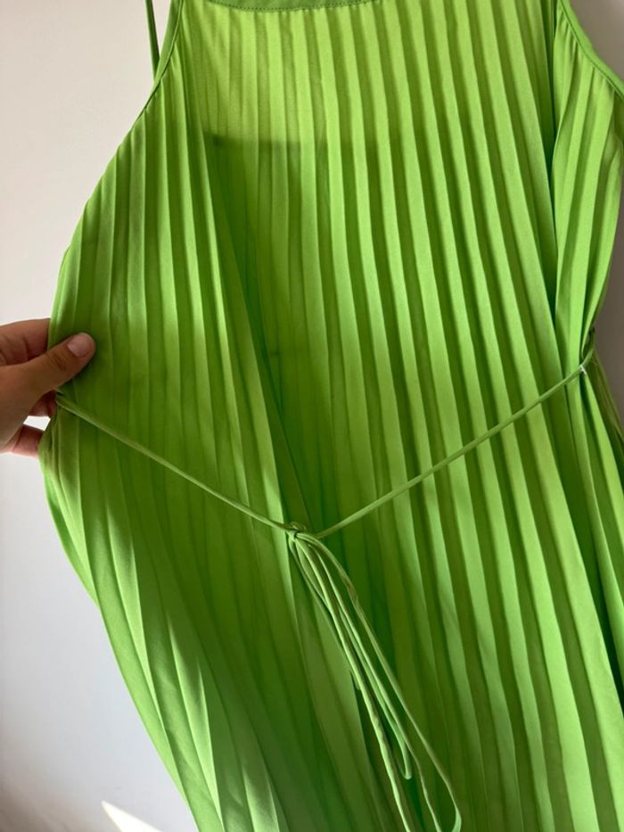 👗 Robe plissée mi-longue à bretelles fines - Vert- neuf sans étiquette - Mango - taille M - photo numéro 6