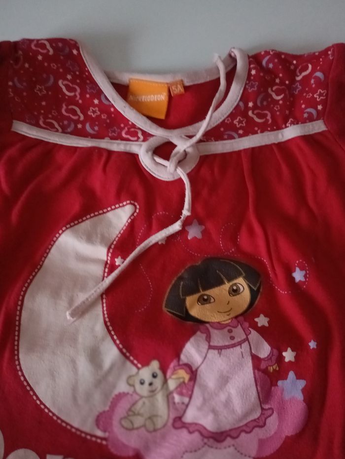 Pyjama 2 pièces.  5 ans . Coton ton rouge . Imprimé Dora .   Très bon état - photo numéro 6