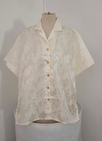 Chemisier satiné DAMART ivoire fleuri – effet soie, boutons dorés – T. L – comme neuf