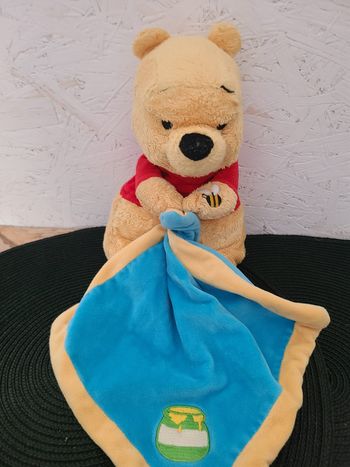 Doudou Peluche Winnie Mouchoir bleu Couverture Pot de miel abeille Disney Nicotoy env.24 cm