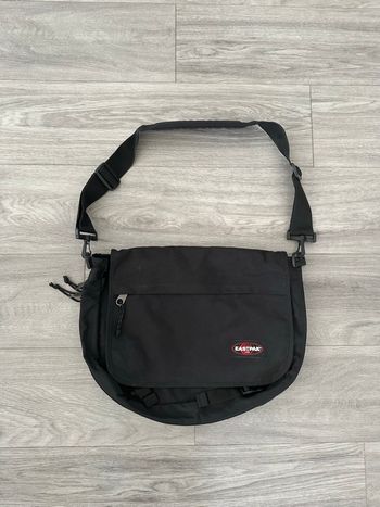 Grand sac bandoulière noir Eastpak 