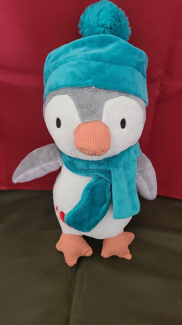 Peluche pingouin FRANCOISE SAGET gris écharpe bonnet bleu coeur rouge