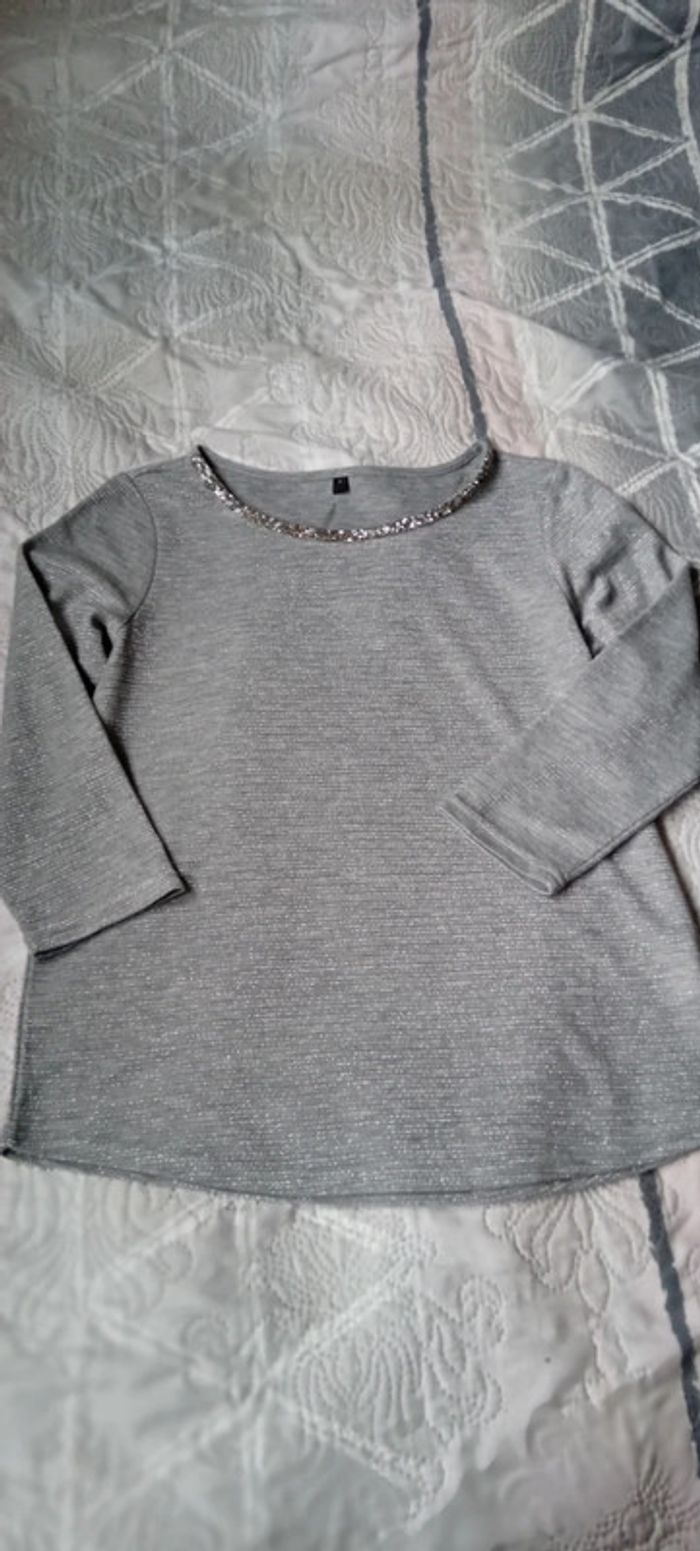 Pull de fêtes fin fil métallique argenté col strass gris femme Taille 1