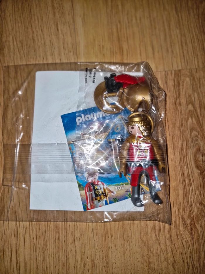 Playmobil chevalier rouge et doré