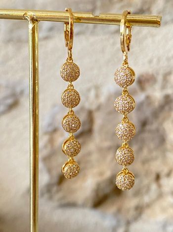 Boucles d’oreilles dorées mariée cascade de perles scintillantes bijou lumineux 