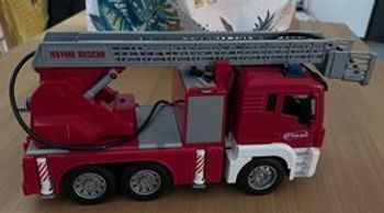 Camion de pompier électronique avec réservoir d’eau
