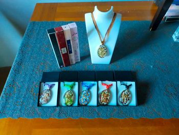 Lot pendentif,boucle d'oreille et parfum